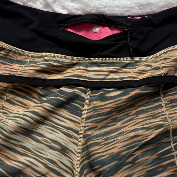 Lululemon Women's Athletic Shorts Black Multicolor Animal Print size 2 - Picture 4 of 5